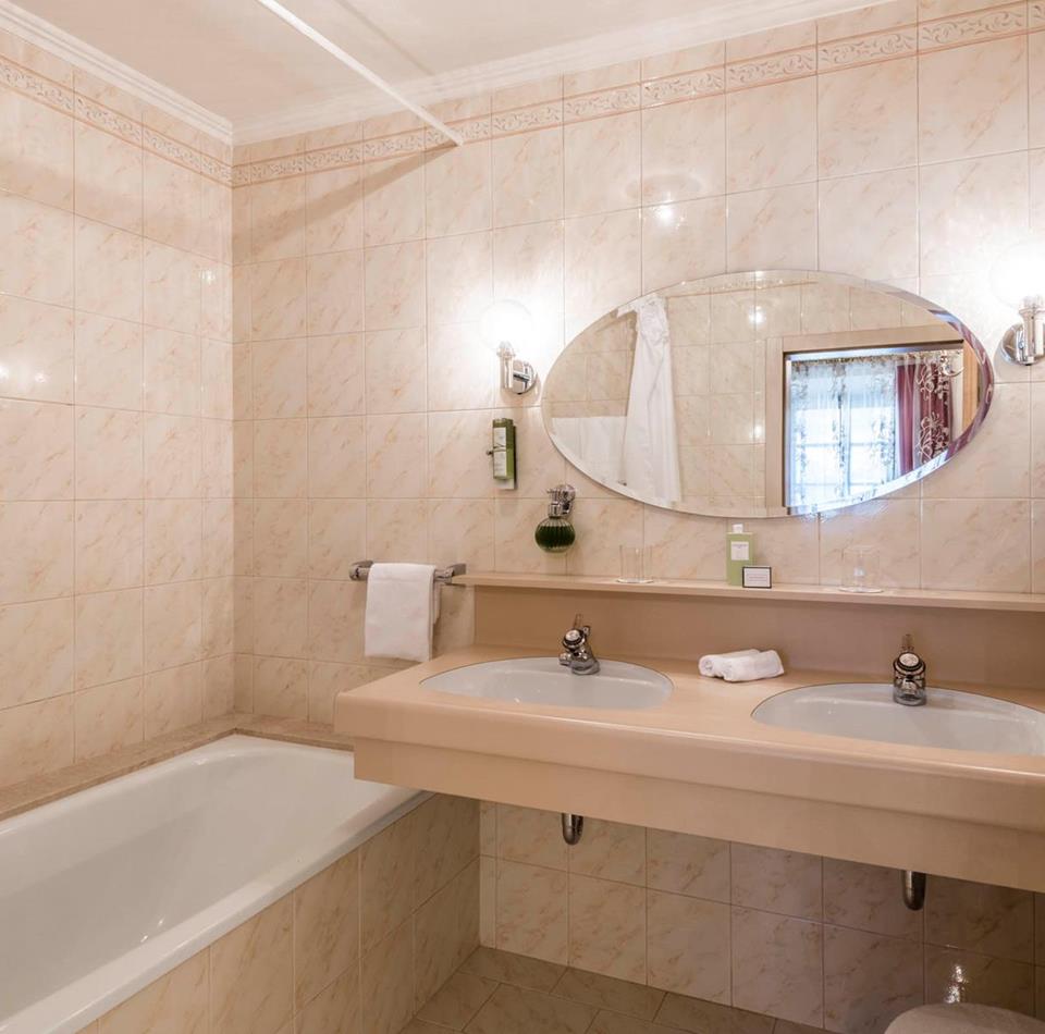 Bathroom of the Classic Room Einhorn with a double washbasin and a bathtub