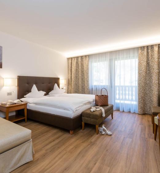 Superior Room with wooden floor, double bed, balcony, and TV