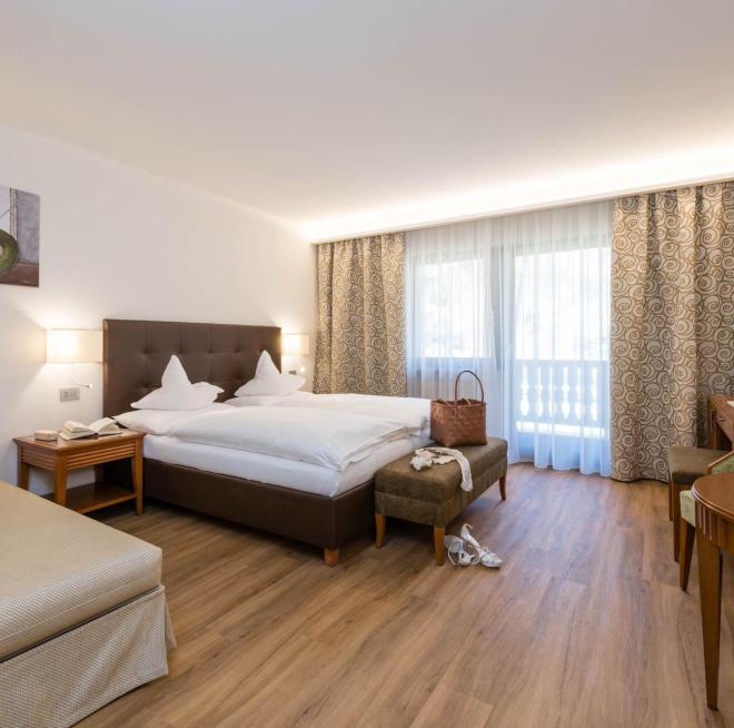 Superior Room with wooden floor, double bed, balcony, and TV