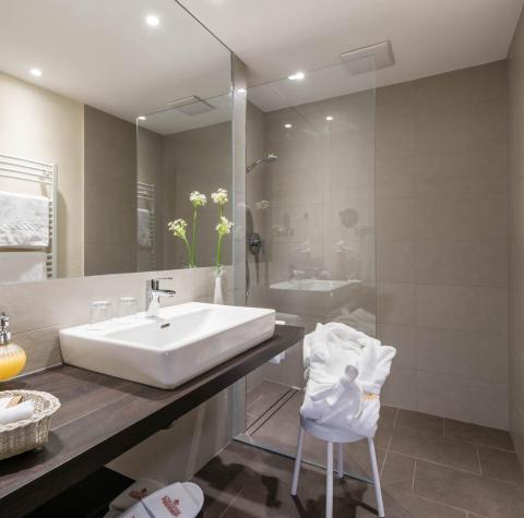 Bathroom with washbasin and real glass shower cabin