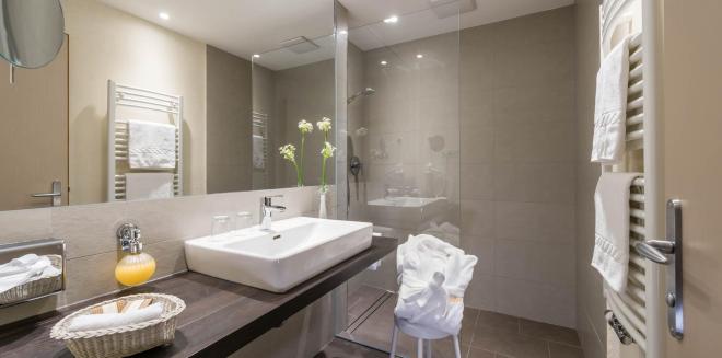 Bathroom with washbasin and real glass shower cabin