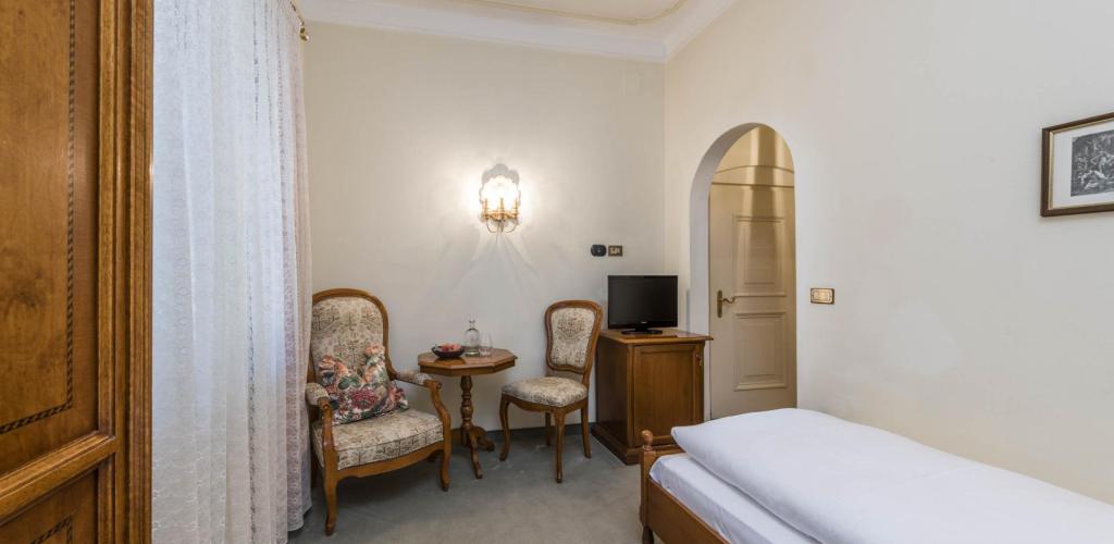 Single room furnished in Biedermaier-style