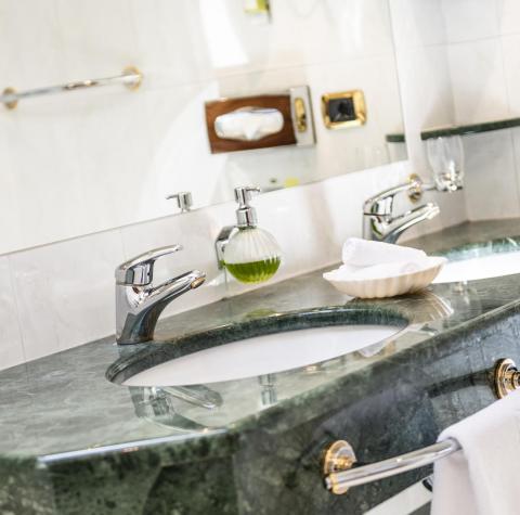 The two washbasins in the bathroom of the Disy Suite