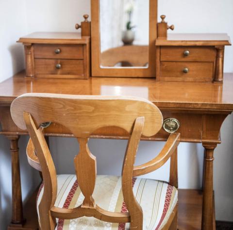 A vanity in Biedermaier-style in the Classic Room Einhorn