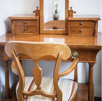 A vanity in Biedermaier-style in the Classic Room Einhorn